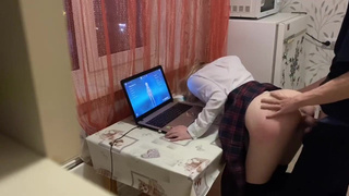 Ремнём её херачу и хуй вставляю — а ей похую, она в Геншин играет